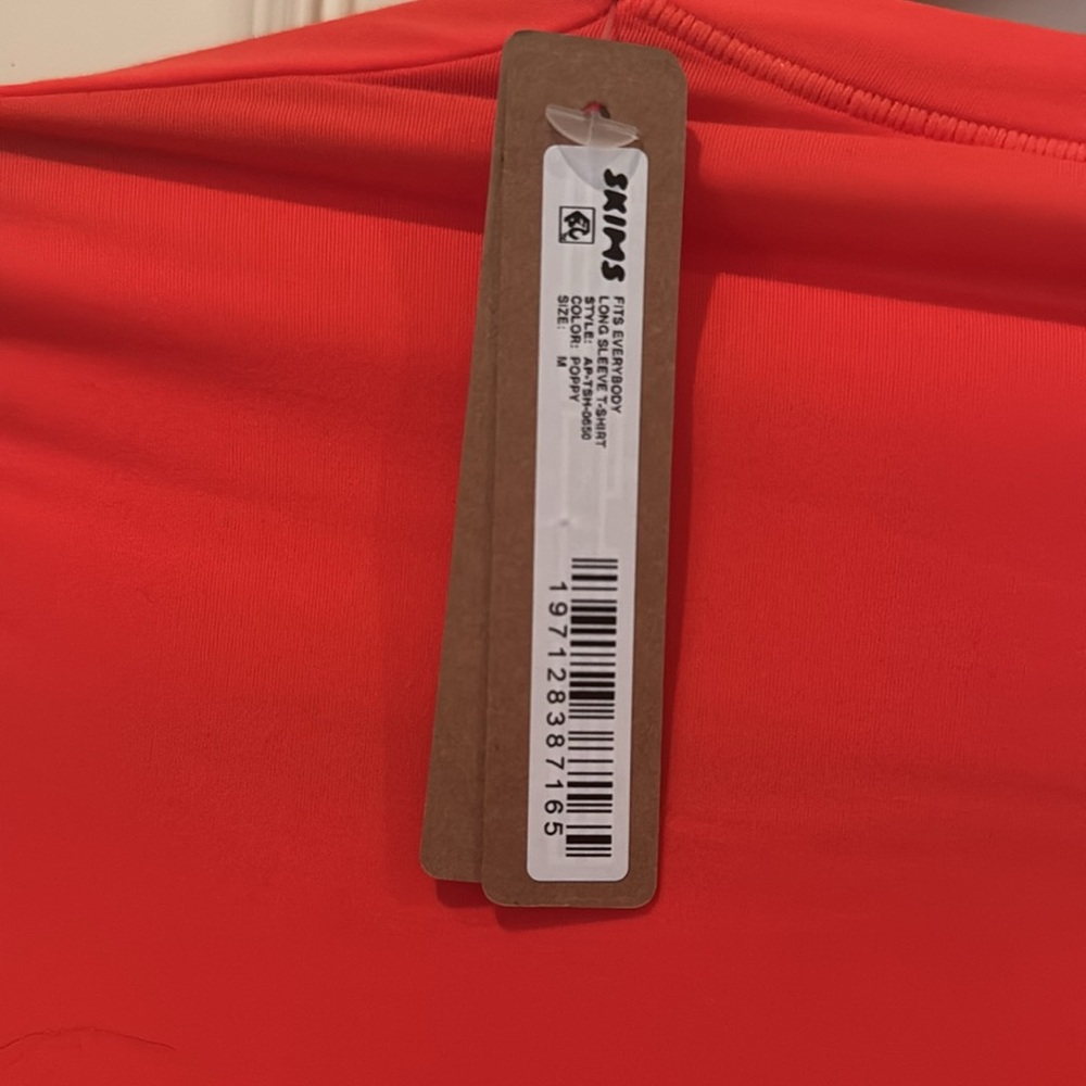 NWT'S SKIMS LONG-SLEEVED T-SHIRT IN A GORGEOUS BRIGHT COLOR! - Picture 4 of 4